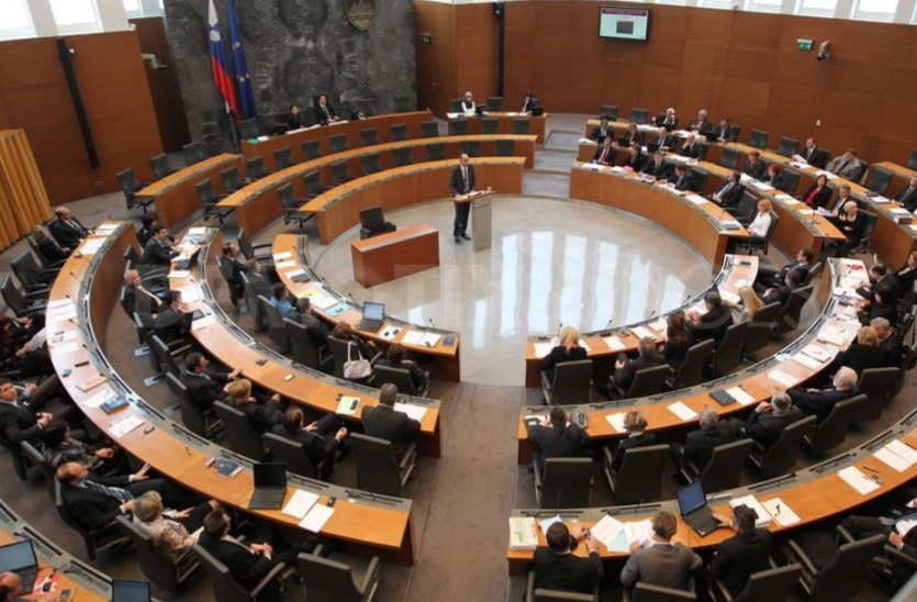 You are currently viewing Guvernul Sloveniei a tăiat 30% din indemnizațiile miniștrilor și parlamentarilor în semn de solidaritate cu cei afectați de criza COVID-19