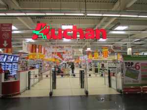 Read more about the article Auchan plătește un bonus de 1.000 de euro angajaților care muncesc în criza COVID-19