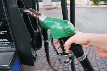 You are currently viewing Ciolacu spune că se pregătește compensarea preţului la benzină şi motorină până la sfârşitul anului