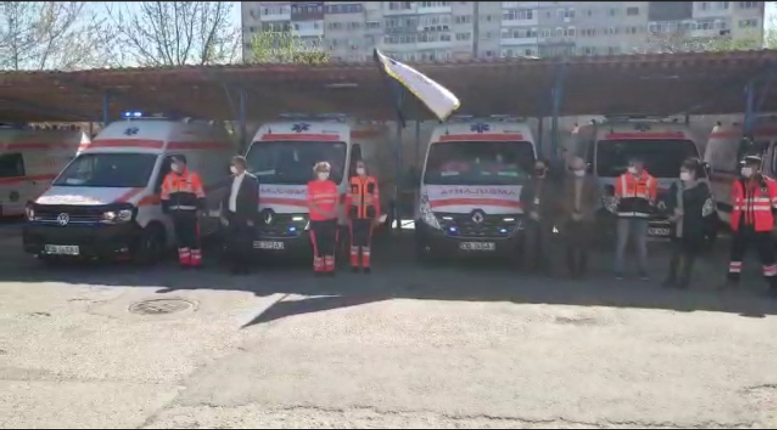 You are currently viewing AMBULANȚIERII DIN DÂMBOVIȚA AU ADUS UN ULTIM OMAGIU COLEGULUI LOR DECEDAT DUPĂ CE S-A INFECTAT CU COVID-19