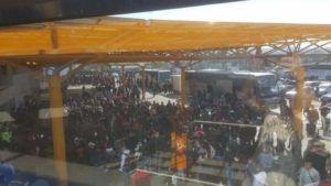 Read more about the article Rareș Bogdan, reacție la îmbulzeala de pe aeroportul din Cluj: Suntem nebuni chiar toți în țara asta?