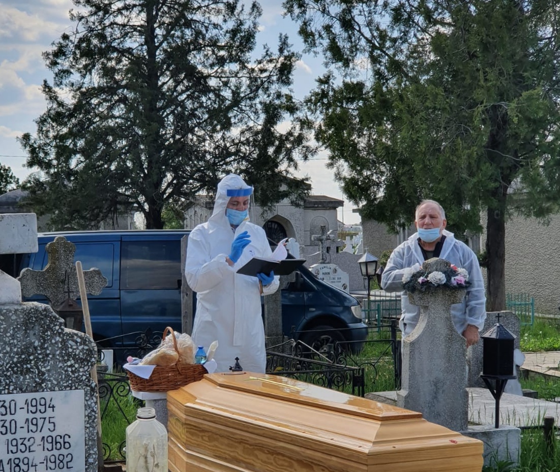 You are currently viewing Vezi cum a fost înmormântată Elena, asistenta din Târgoviște, decedată în Italia din cauza COVID-19!