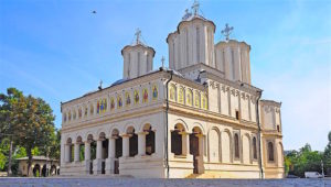 Read more about the article Patriarhia Română, după imaginile SCANDALOASE din spațiile publicitare stradale din București și Iași: ”O ofensă adusă categoriei atât de onorabile a medicilor”