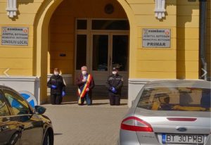 Read more about the article PRIMARUL MUNICIPIULUI BOTOȘANI A ÎNGENUNCHEAT ȘI S-A RUGAT LA RACLA CU MOAȘTELE SF. CUV. PARASCHEVA