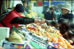 Read more about the article Ministrul Agriculturii: ”Trebuie scoși imediat din piețe SAMSARII ȘI SPECULANȚII!”