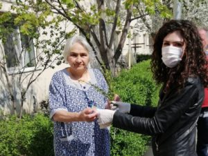 Read more about the article ÎN DÂMBOVIȚA, DE FLORII, TINERII VOLUNTARI AI PAROHIILOR AU OFERIT CREDINCIOȘILOR RAMURI DE SALCIE