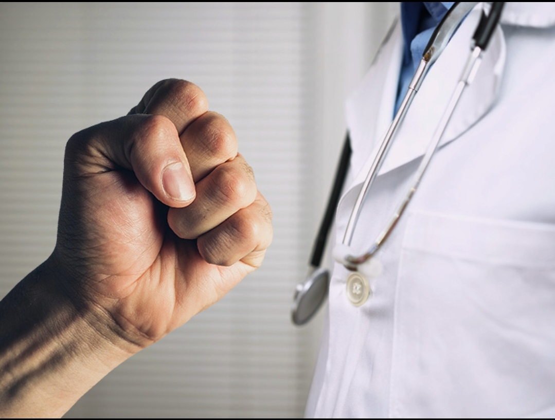 You are currently viewing Medic: Unii pacienti cu Covid-19 atenteaza la sanatatea cadrelor medicale; Le smulg mastile sau echipamentele de protectie