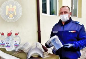 Read more about the article Jandarmii dâmbovițeni sprijiniți cu viziere de protecție și dezinfectant pentru suprafețe