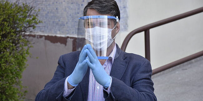 You are currently viewing Directorul SGA Suceava demis din funcție pentru că s-a rugat în genunchi în fața instituției pentru a salva orașul de pandemie