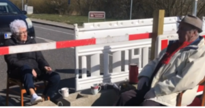 Read more about the article Dragostea în vremea coronavirusului: doi vârstnici se întâlnesc la frontieră, respectând distanțarea socială