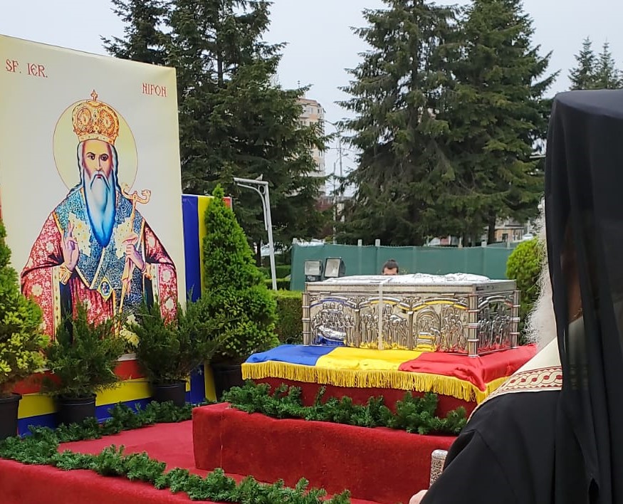 You are currently viewing A ÎNCEPUT PROCESIUNEA CU MOAȘTELE SFÂNTULUI NIFON ÎN TÂRGOVIȘTE, PENTRU ÎNCETAREA PANDEMIEI! VEZI FOTO!