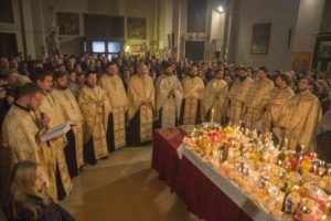 Read more about the article Vezi dacă se săvârșește slujba Sfântului Maslu în săptămâna Sfintelor Pătimiri!