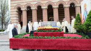 Read more about the article COVID -19: LA TÂRGOVIȘTE PROCESIUNE CU MOAŞTELE SFÂNTULUI IERARH NIFON PENTRU ÎNCETAREA PANDEMIEI