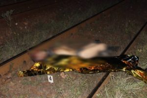 Read more about the article TRAGEDIE ÎN PRAHOVA! Un tânăr de 19 ani a fost spulberat de tren!