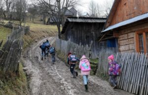 Read more about the article Preot, despre școala online și viața din cătune: ”Sunteți repausați mintal? Copiii ăștia nu au pâine pe masă!”