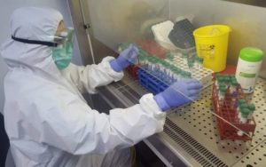 Read more about the article Serviciile de informații americane susțin că virusul Covid-19 nu este făcut de om, dar admit că ar fi putut scăpa din laboratorul din Wuhan