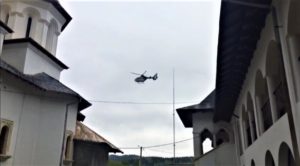 Read more about the article DÂMBOVIȚA: ATERIZARE CIUDATĂ A UNUI ELICOPTER LA MĂNĂSTIREA COTA 1000!