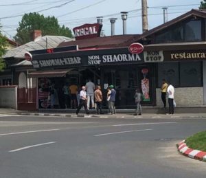 Read more about the article Coadă la shaorma, în Târgoviște