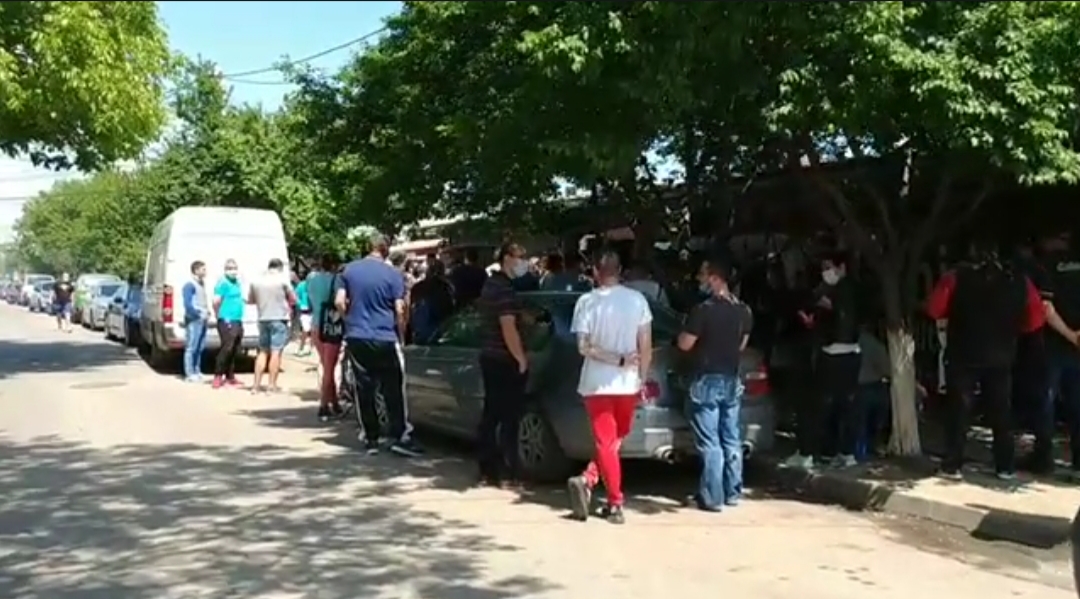 You are currently viewing VIDEO INCREDIBIL! LA POPEȘTI-LEORDENI NU SE MAI RESPECTĂ NICIO ORDONANȚĂ MILITARĂ! TOATĂ LUMEA CUMPĂRĂ MICI!