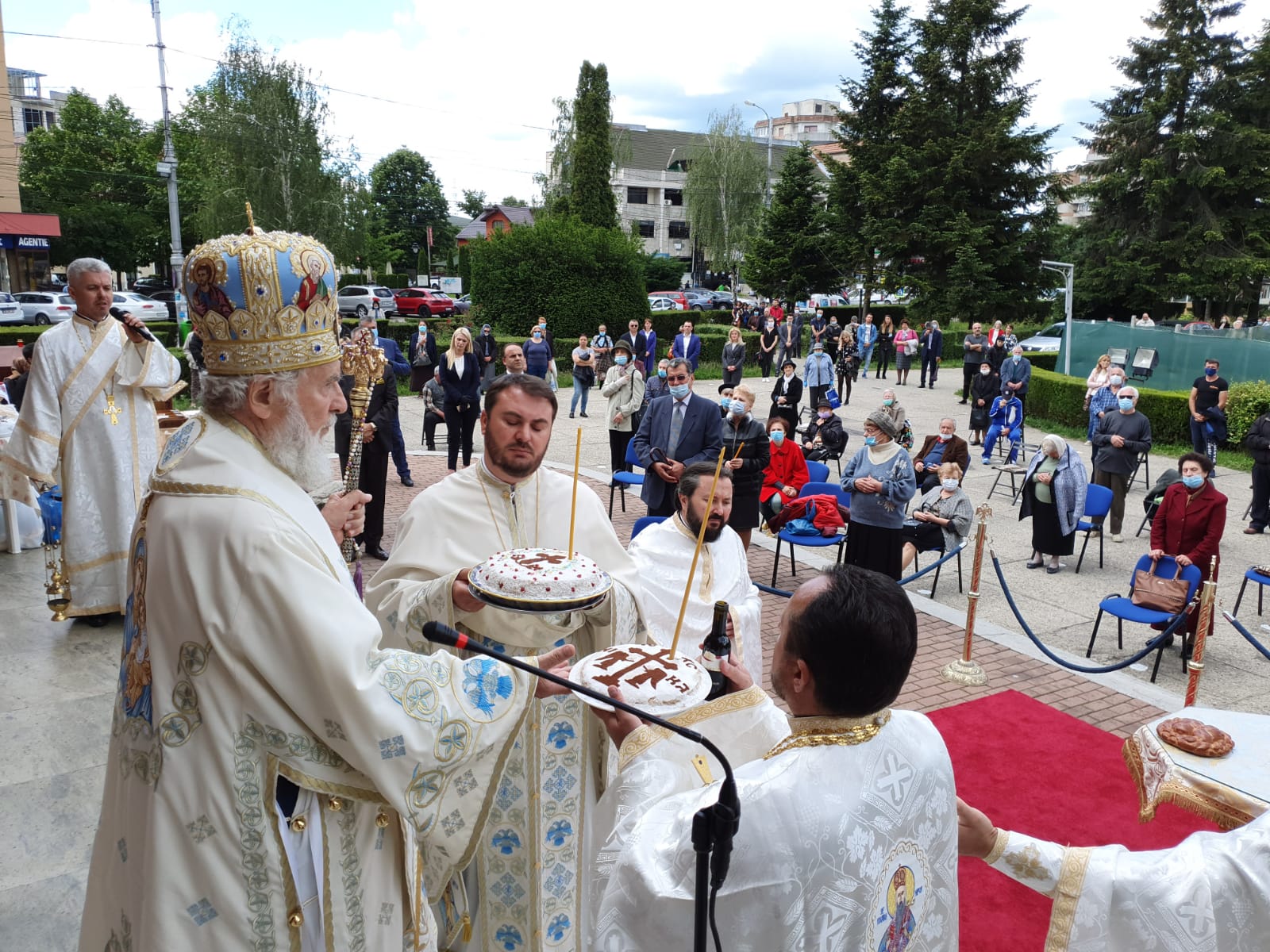 You are currently viewing MULȚI CREDINCIOȘI AU PARTICIPAT LA SLUJBA DE ÎNĂLȚARE, LA CATEDRALA DIN TÂRGOVIȘTE