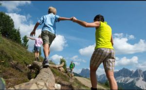 Read more about the article Marcel Vela: Din 15 mai vor fi permise drumețiile la munte, mersul la pescuit. Puteți pleca la Sinaia să faceți alpinism