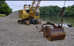 Read more about the article PETREȘTI, DÂMBOVIȚA: Polițiștii au depistat un bărbat care desfășura activități de extragere a agregatelor minerale din albia râului Argeș