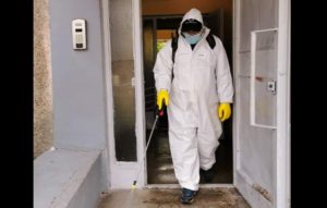 Read more about the article Continuă acțiunea de dezinfectare a scărilor de bloc din municipiul Târgoviște