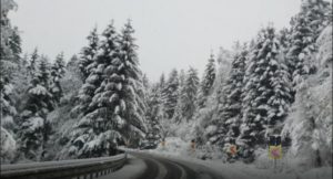 Read more about the article VIDEO. Ninsori abundente pe Transfăgărășan și în Harghita. Drumarii au intervenit