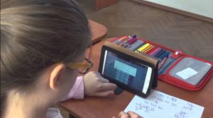 Read more about the article Peste 250.000 de elevi care provin din familii sărace vor primi de la guvern tablete pentru lecțiile on-line