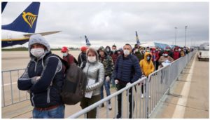 Read more about the article Deși trebuiau tratați în Germania, sezonierii români suspecți de coronavirus, vor fi trimiși înapoi în România