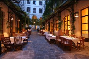 Read more about the article Vienezii vor primi vouchere de la primărie pentru a merge la restaurante şi cafenele