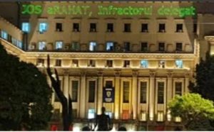 Read more about the article Protestatarii Dide și „Ceaușescu” au ajuns în arest, după ce au proiectat mesaje anti-Arafat pe sediul MAI