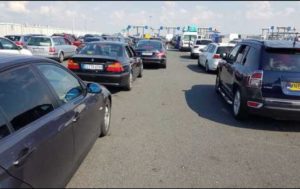 Read more about the article Cozi uriașe la intrarea în ţară din Ungaria. Se așteaptă 8 ore la PTF Nădlac