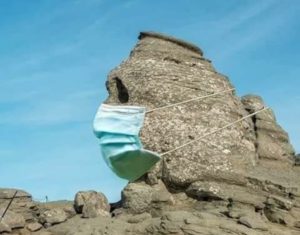 Read more about the article Sfinxul din Bucegi poartă mască!?