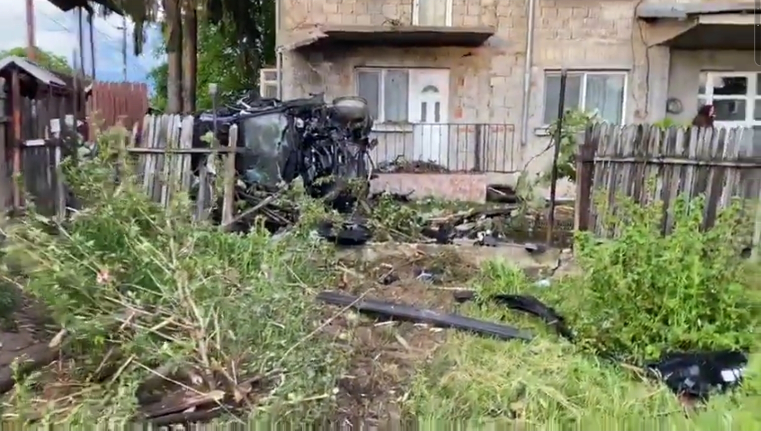 You are currently viewing ACCIDENT SPECTACULOS LA GĂEŞTI. AU CREZUT CĂ NU MAI AU ACOPERIȘ LA CASĂ