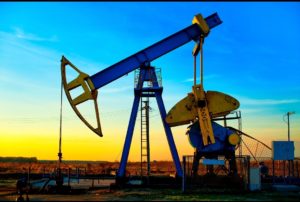 Read more about the article Preţurile petrolului au încheiat luna mai cu creşteri istorice, susţinute de redresarea cererii şi reducerea livrărilor de către producători