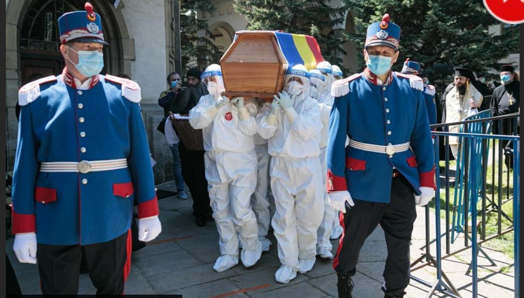 You are currently viewing Jertfă pentru ierarhul lor: cine sunt bărbații îmbrăcați în combinezoane care l-au purtat pe IPS Părinte Pimen?