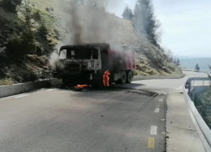Read more about the article Dâmbovița: Incendiu la o autobasculantă în zona montană, la Dichiu (DJ-713)