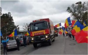Read more about the article VIDEO: Priviți cum a fost întâmpinat la graniță convoiul de camioane cu ajutoare trimis de România fraților din Republica Moldova