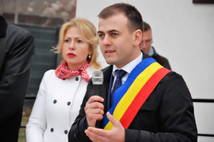 Read more about the article Răzvad, Dâmboviţa: Tablete pentru copii și rețea de supravhere video în toată comuna, în loc de Ziua Comunei