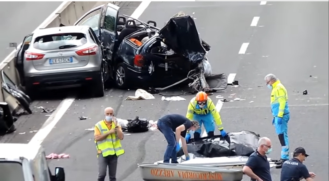 You are currently viewing Video/ Italia: Accident grav pe autostradă. 4 români, dintre care 2 copii și-au pierdut viața, în timp ce alte 7 victime sunt în stare gravă