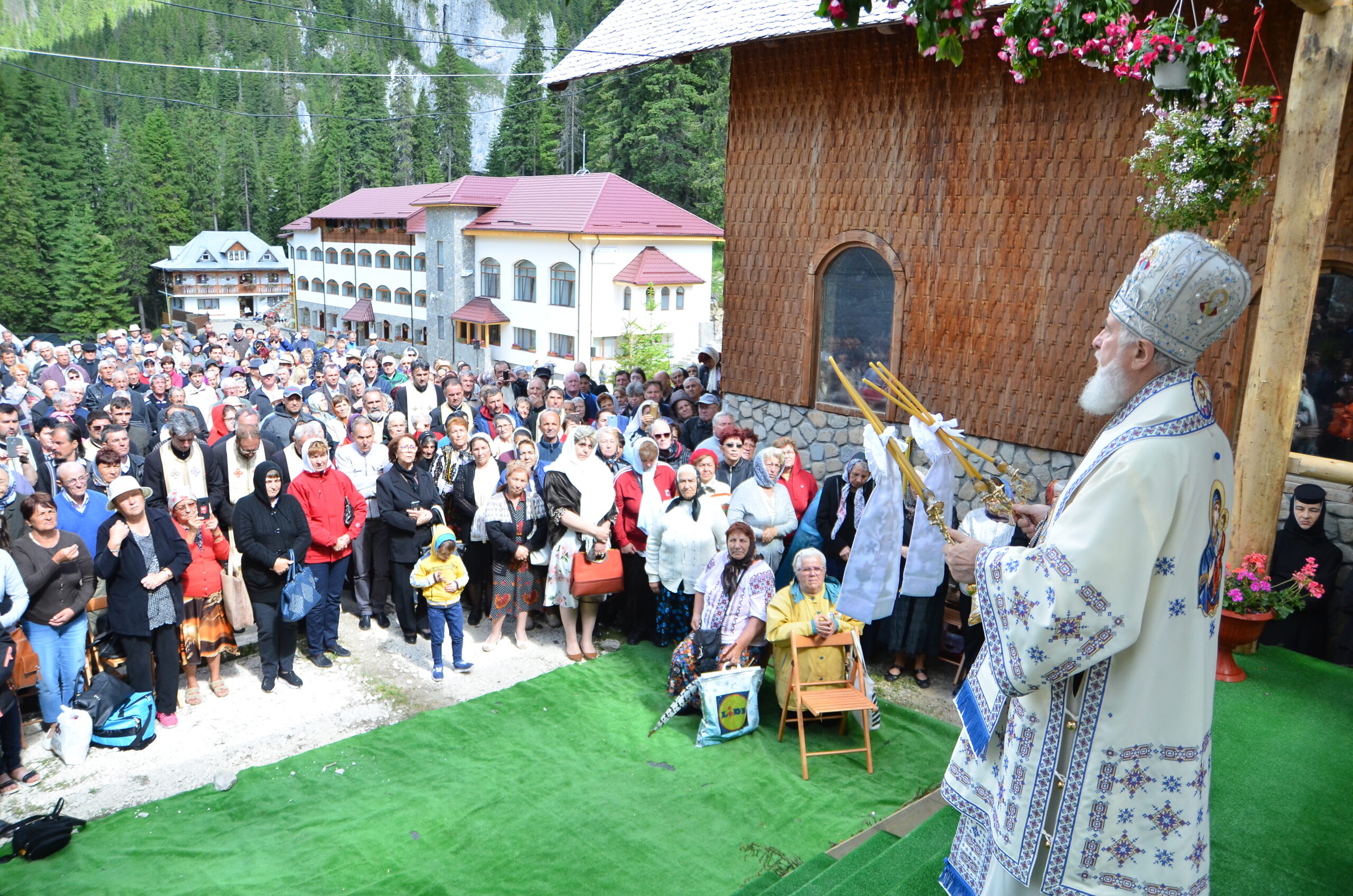 You are currently viewing MERGEȚI LA HRAMUL MĂNĂSTIRII PEȘTERA, 29 iunie 2020!