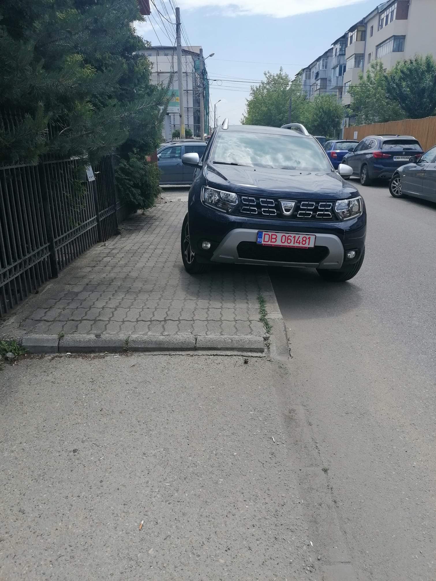 You are currently viewing APEL CĂTRE PRIMĂRIA MUNICIPIULUI TÂRGOVIȘTE: MONTAȚI ÎNĂLȚĂTOARE CA SĂ NU MAI PARCHEZE MAȘINILE PE TROTUAR!