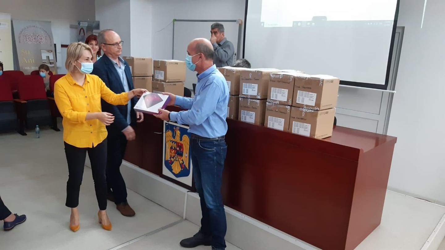 You are currently viewing După ce Arhiepiscopia Târgoviștei a oferit 145 de tablete, alte 140 ajung la copiii din Dâmboviţa