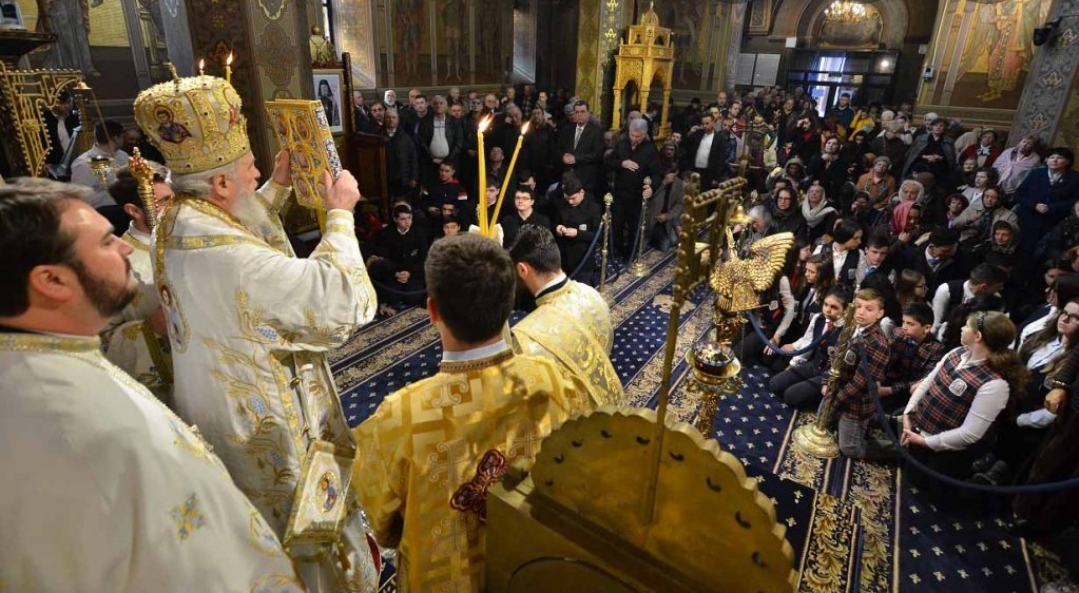 You are currently viewing DE AZI SE SLUJEȘTE ÎN BISERICI! VEZI noile îndrumări bisericești care se aplică!