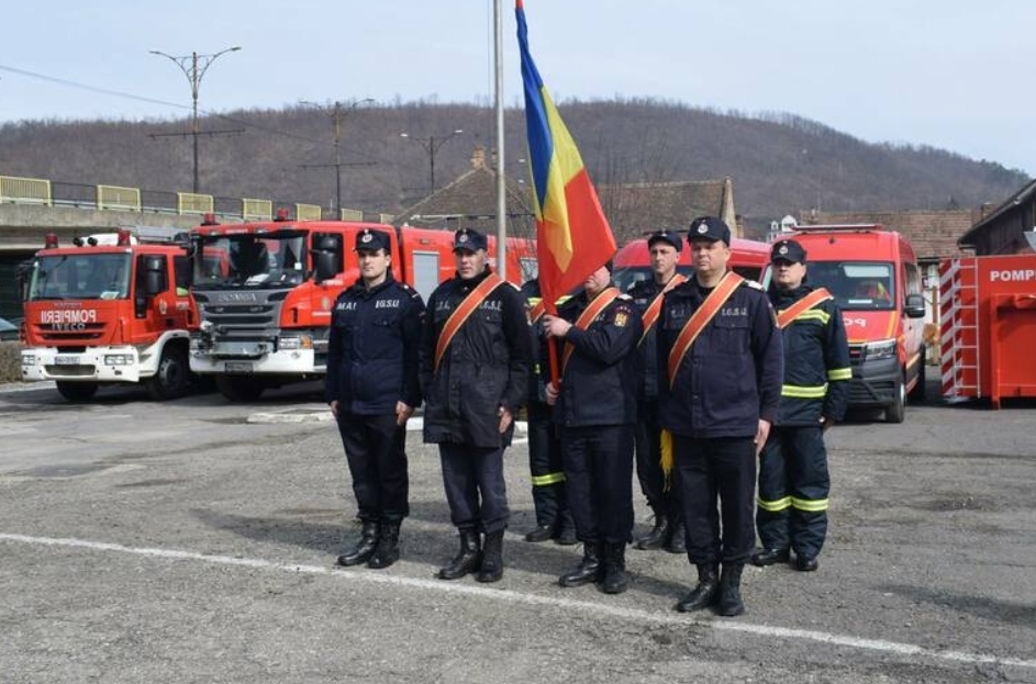 You are currently viewing ZIUA DRAPELULUI NAȚIONAL VA FI OMAGIATĂ DE POMPIERII DÂMBOVIŢENI!