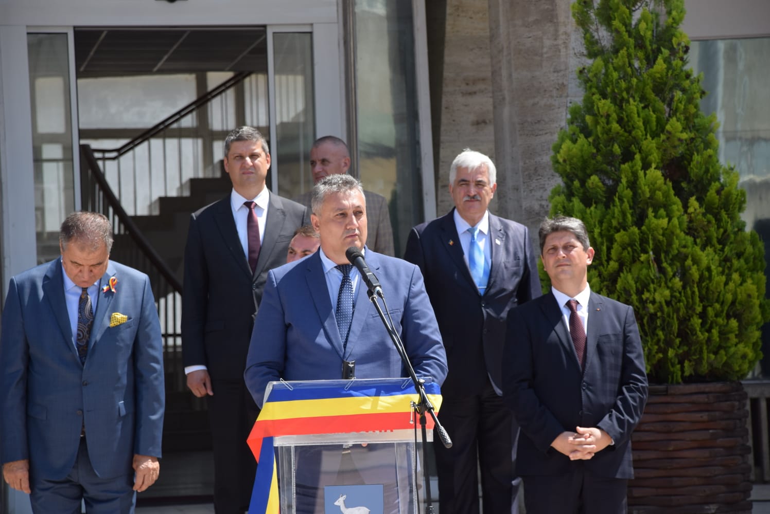 You are currently viewing MESAJUL PREȘEDINTELUI CONSILIULUI JUDEȚEAN DÂMBOVIȚA, ALEXANDRU OPREA, CU PRILEJUL SĂRBĂTORII ZILEI DRAPELULUI NAȚIONAL