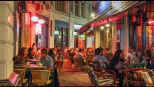 Read more about the article Terase pline și cozi la intrare, imediat după miezul nopții. Muzica a răsunat din nou în Centrul Vechi din București