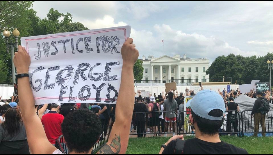 You are currently viewing Alertă de grad 0 la Casa Albă. Donald Trump a fost dus de Secret Service într-un buncăr