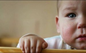 Read more about the article OFICIAL: Câți copii trăiesc în centrele sociale din România? Numărul celor adoptați, sub 10%